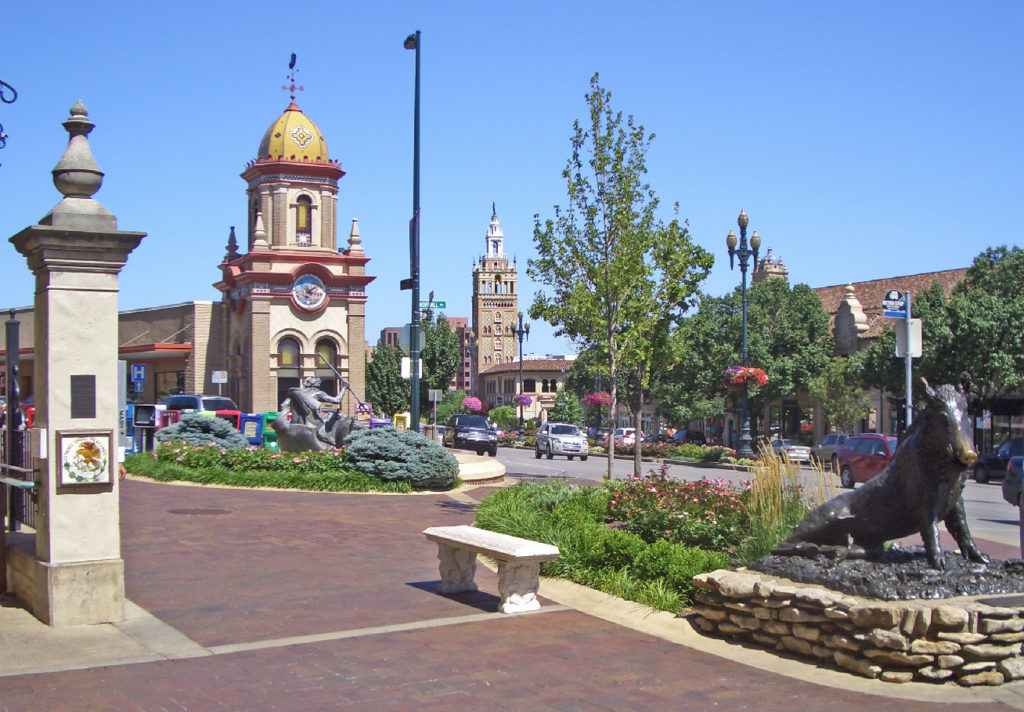 Best Cities for Cat Lovers & Adventure Cats: Kansas City, MO - Country Club Plaza